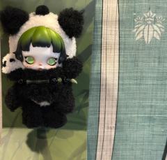 这一款实在是太漂亮了，细节满满。除了背面是熊猫，侧面耳朵也是