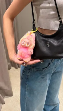 作为Labubu的超级粉丝,Lisa日常分享Labubu的方