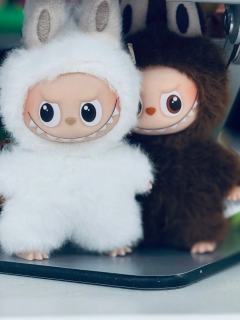 红色对勾是个人认为的热款，经典色不用说，粉紫黄什么的也一向是