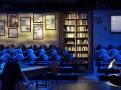 走进剧院满满的港风的装修风格，四周有珍珑茶餐厅，鸿寿堂、图书