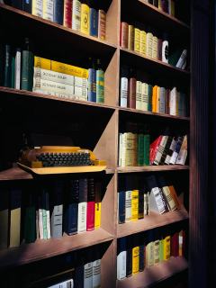 走进剧院满满的港风的装修风格，四周有珍珑茶餐厅，鸿寿堂、图书