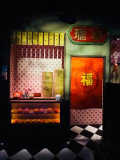 走进剧院满满的港风的装修风格，四周有珍珑茶餐厅，鸿寿堂、图书