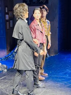 走进剧院满满的港风的装修风格，四周有珍珑茶餐厅，鸿寿堂、图书