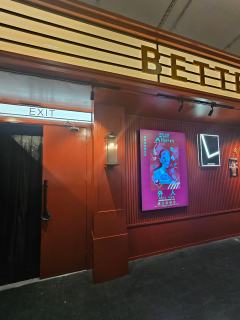 话剧《外人》Repo|一场烧脑的生存寓言,三重真相下的残酷温