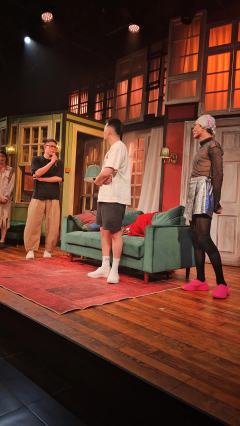 话剧《外人》Repo|一场烧脑的生存寓言,三重真相下的残酷温