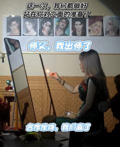 平静脸孔映着缤纷色彩,让人好不疼爱~
突然之间浪漫无法释怀,