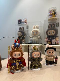 买一个可不是我的风格。我还买了一套悟空的衣服给他换了，把他衣