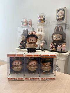 买一个可不是我的风格。我还买了一套悟空的衣服给他换了，把他衣