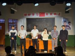 终于！终于冲到了夏洛特烦恼的开心麻花话剧！
舞台设计：布景非