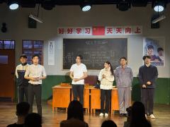 终于！终于冲到了夏洛特烦恼的开心麻花话剧！
舞台设计：布景非