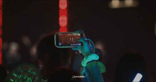 “這是我們的第一次萬人演唱會”（視頻源自光環紀念冊）