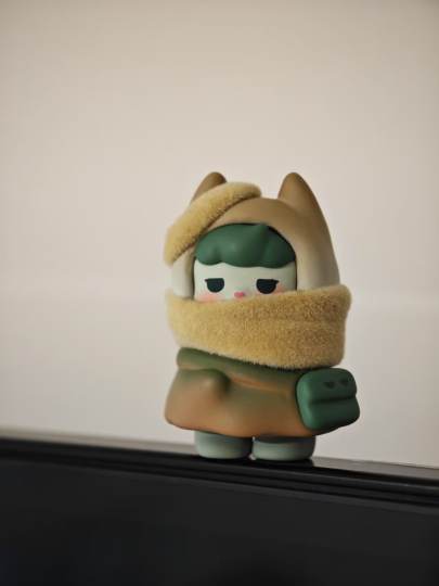 潮玩界的新宠来咯——小小弗2.0盲盒手办！独特的猫耳兜帽造型，时尚感直接拉满，瞬间成为潮流风向标。亮眼的色彩搭配，在众多手办中脱颖而出，不管是放在家里当装饰，还是拿在手里把玩，都能让你成为人群中的焦点