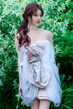 我真受不了了，最近经常刷视频刷到赵露思直播内涵虞书欣。
我就