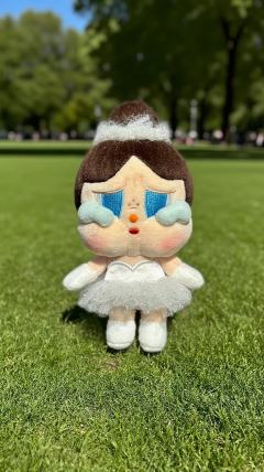 crybaby的这款吊卡买之前以为是美美的白雪公主，拿到手才