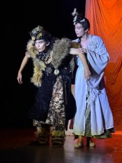 当鸾鸟撞碎铜镜：这场反PUA大戏，连呼吸都带着刀光

昨天晚