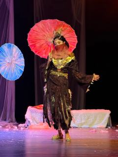 当鸾鸟撞碎铜镜：这场反PUA大戏，连呼吸都带着刀光

昨天晚