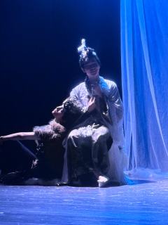 当鸾鸟撞碎铜镜：这场反PUA大戏，连呼吸都带着刀光

昨天晚