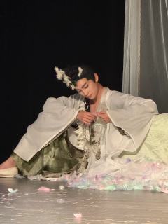 当鸾鸟撞碎铜镜：这场反PUA大戏，连呼吸都带着刀光

昨天晚