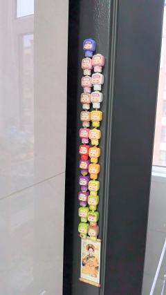 我家冰箱正面是玻璃，我只能给他安排到侧面了😍也很好看😘