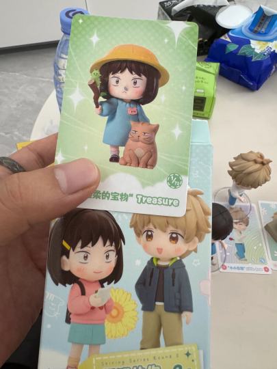 是谁一下子就抽到了隐藏款呀❗️
是我！！！ 我宣布我是这个世界上最幸运的人！！
情况如下：今天和朋友偶然逛到了泡泡玛特，看到耀眼的你小公仔很好看，抱着好奇的心态买了两个，想着会不会刚好凑齐一对，（本人