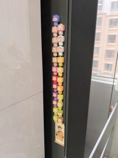 我家冰箱正面是玻璃，我只能给他安排到侧面了😍也很好看😘