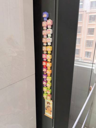 我家冰箱正面是玻璃，我只能给他安排到侧面了😍也很好看😘