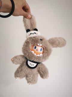 口水兜绳子够长
也可以酱紫佩戴
眼罩挂耳朵上
图案都是绣缝上