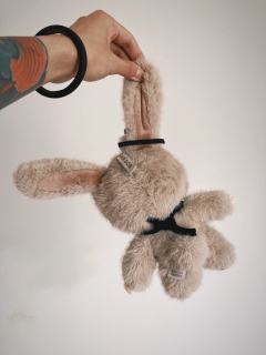 口水兜绳子够长
也可以酱紫佩戴
眼罩挂耳朵上
图案都是绣缝上