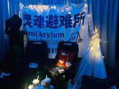 轿厢抵达对岸，
心里会升起失落感，
如同心电图的直线，
一直