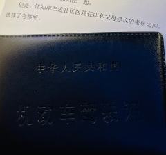 轿厢抵达对岸，
心里会升起失落感，
如同心电图的直线，
一直