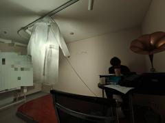 牢笼困不住极地的歌者，
却困得住回响的声呐，——
你听——，