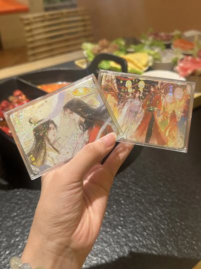 天官赐福与君归结算👀对于这次集卡社出的卡的感受是：看到官宣图（惊叹！好看！抽！）——抽到实物（感觉一般啊）——实物到手（我去这么美！！！欣赏欣赏拍拍拍🤩）图上高卡全部亲生端端还是很圆满的🥳