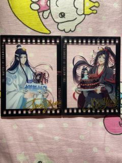 忘羡生日亚克力透卡
蛋糕和人物服饰的颜色一致，蛋糕上还有Q版