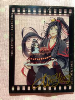 忘羡生日亚克力透卡
蛋糕和人物服饰的颜色一致，蛋糕上还有Q版