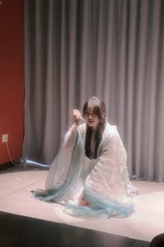 
屈辱切齿腐心，记忆如东逝流水，日日缚于长恨之中。

龙困浅