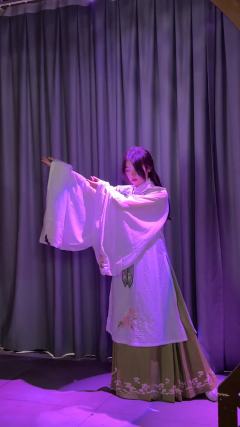 
屈辱切齿腐心，记忆如东逝流水，日日缚于长恨之中。

龙困浅