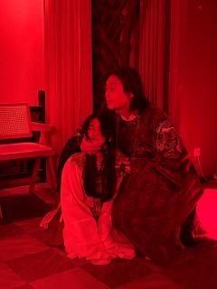 
屈辱切齿腐心，记忆如东逝流水，日日缚于长恨之中。

龙困浅