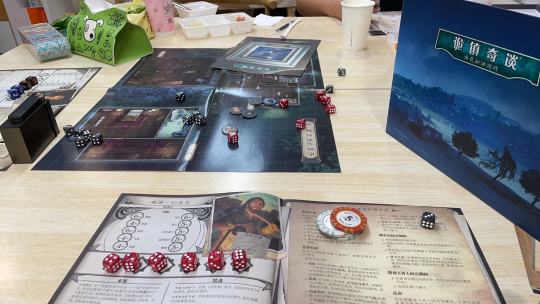 桌游不像桌游，跑团不像跑团。两样都不沾边，玩起来好怪。