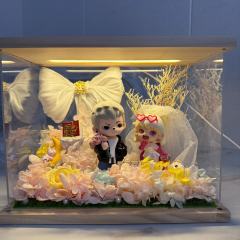 每一对娃娃都很搭这个婚礼场景啊
带上戒指，穿上婚纱的娃娃们太