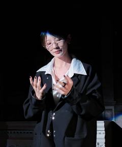 “遮得住双眼,遮不住人心。”
“魂灵与人,孰更可怖?”
�
