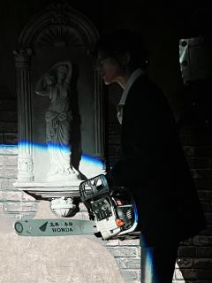 “遮得住双眼,遮不住人心。”
“魂灵与人,孰更可怖?”
�