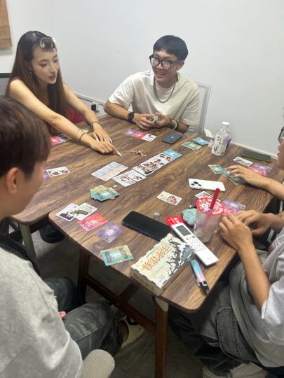 开局罗伦小姐拿就到了伞，运气超级好，一直没掉体力，大家第一局玩还在小心试探，前期和平抢抢物质，口渴喝水，第三次发完物质后开始打架，输掉的一方掉了很多体力，当物资越来越少时，体力也快要支撑不住了，由于船