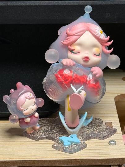 每天中午都去门店逛一圈，今天看到有跟我一起去郊游的萌粒，随意抽了一个，结果中了隐藏，然后跟同事说特别想要踏晨露，因为可以跟我的娃配，同事说想要就再试一次，小号踏晨露花了的时间，摸到了比较明显的特征，打