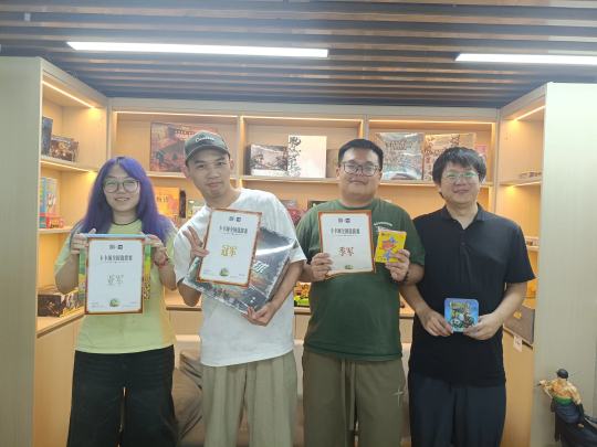 8月9日，摸鱼小岛SM店举办了卡卡颂世界大赛-中国区选拔赛🧩厦门站。
分别为卷毛，清风，柚子，城主，阿杰，斩白，XD，头。8名选手参加了比赛

一开始举办方介绍了比赛的规则和奖品🎁情况，然后大家就开始