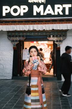 看过七月飞雪、泡过温泉、在八廓街ppmt店前打过卡，是见过一