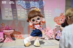 和Zoraa首次亮相的鸭鸭车玩偶服一起抱抱贴贴拉手手啦～好快