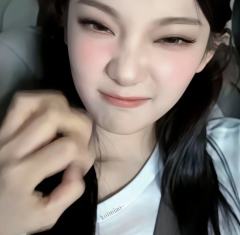 买了个绿色的卡套，想买张偏绿色系的宁卡搭配🍋