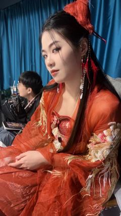 焚心应该是适合新手入坑玩的一个互动情感本了~故事简单，大量互