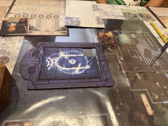 作为诡镇宇宙的全系列玩家（pl），本次诡镇奇谈trpg的试玩活动带来了一种新的体验：
首先是说下剧情谜题。
实体密文对于喜欢解谜的pl来说非常惊喜，可以真实的体验解密的过程。难点在于如何在漫长的解密时