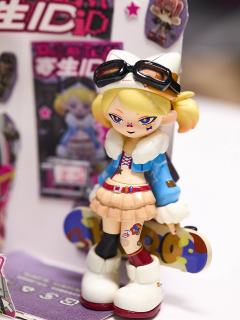 
包装盒大改造，摇身一变 小小展示台✨
摆上去每个盲盒都萌炸